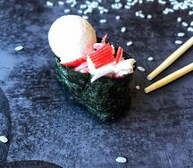 Гункан сырный с снежным крабом