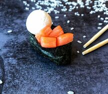 Гункан сырный с лососем