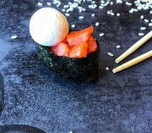 Гункан сырный с копченным лососем