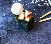 Гункан сырный с угрем