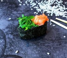 Гункан с лососем-чукой