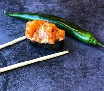 Гункан острый с копченным лососем