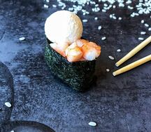 Гункан сырный с креветкой