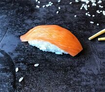 Суши с лососем