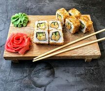 Спайси-ролл в стружке тунца эсколар