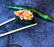 Гункан острый с снежным крабом