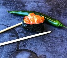 Гункан острый с лососем