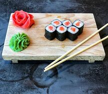 Ролл с копченым лососем