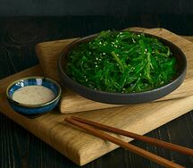 Салат Чука с соусом гамадари