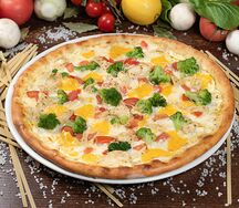 Пицца с курицей и брокколи