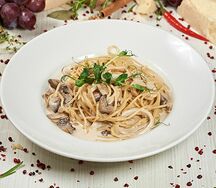 Спагетти с кальмарами и грибами