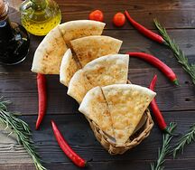 Фокачча с пармезаном и базиликом