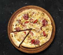 Пицца с колбасками и халапеньо