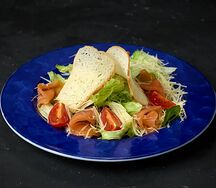 Цезарь с лососем слабой соли