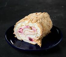 Меренговый рулет со сливочным сыром и ягодами