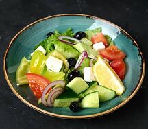 Салат греческий с заправкой на основе базилика