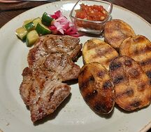 Стейк из cвинoй шейки с картофелем и соусами