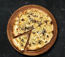 Пицца с грибами, пармезаном и маринованным огурчиком