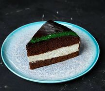 Торт птичье молоко на шоколадном брауни