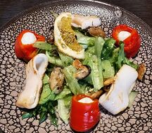 Салат с кальмарами и мидиями