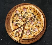 Пицца с цыпленком су-вид и беконом под соусом BBQ