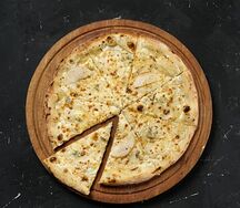 Пицца Четыре сыра с запеченой грушей