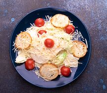 Салат цезарь с курицей