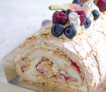 Меренговый рулет с вишней