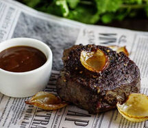 Стейк из говядины в винном соусе