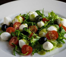Салат с моцареллой и помидорами черри