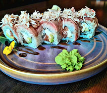 Опалённый ролл с тунцом и крабом