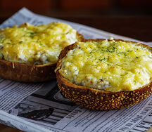 Жюльен на булочке с курицей и грибами