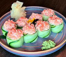 Ролл с тунцом и лососем в огурце