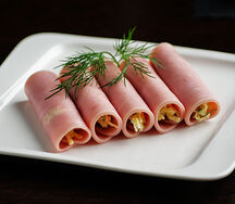 Рулетики из ветчины с сыром