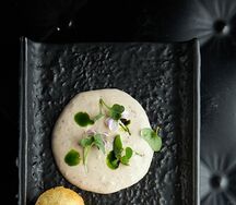 Жареные сырные шарики с маринованными огурчиками и соусом Портер