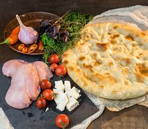 Пирог с курицей, сыром и помидорами