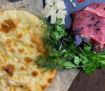 Пирог с говядиной, сыром и зеленью