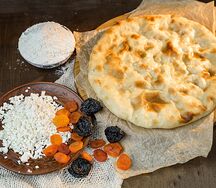 Пирог с творогом, курагой и черносливом