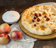 Пирог с яблоками и вишней
