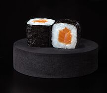 Ролл с лососем