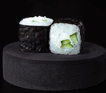 Ролл с нежным сыром и огурцом