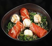 Салат Кайсо с лососем и сырными шариками с соусом унаги-гомадари