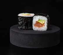 Ролл с лососем и авокадо