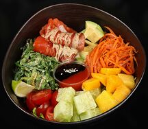 Поке с лососем и манго салат