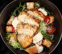 Салат Цезарь с курицей