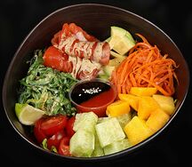 Поке с лососем и манго 