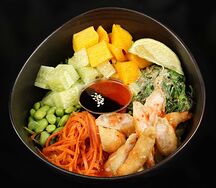 Поке с тигровыми креветками темпура рис