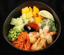 Поке с тигровыми креветками темпура (салат)