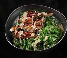 Салат Кайсо с угрем и соусом унаги