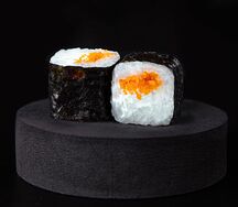 Ролл с нежным сыром и тобико